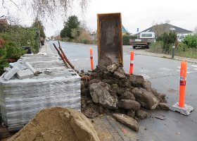 2016-12-09 10-13-05 - IMG 1909  Stensætningen: Der var tilført nye, store sten. Det der ikke skal bruges, køres ud til afhentning